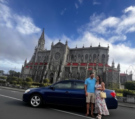 Pareja protegida en su vehículo durante un viaje por Costa Rica