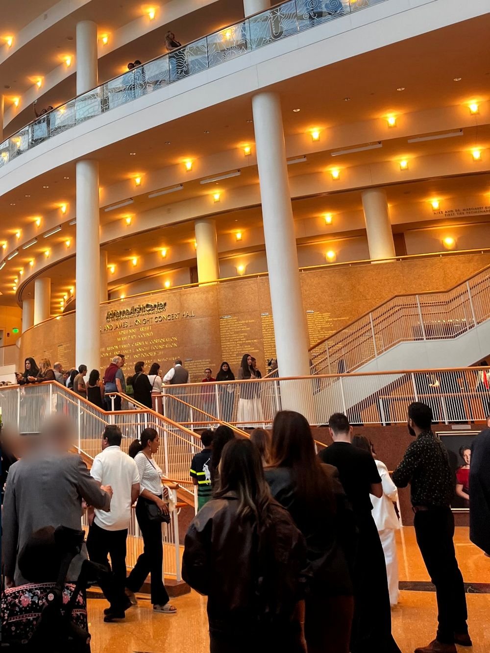 Vestíbulo del Adrienne Arsht Center en Miami lleno de público antes de un concierto